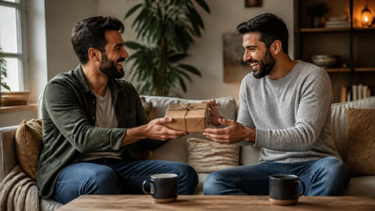 Deux frères barbus qui rient en ouvrant un cadeau, idée cadeau pour son frère