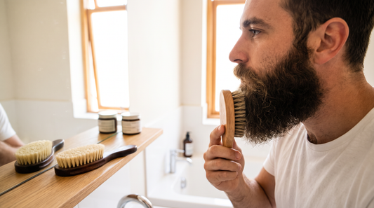 Homme barbu qui se brosse la barbe : brosse à barbe poils de sanglier ou synthétique