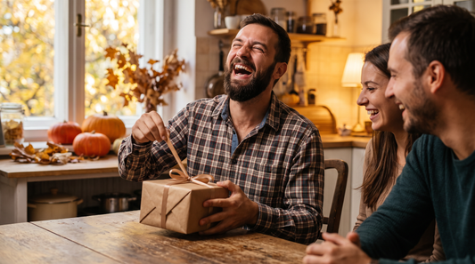 Cadeau drôle pour homme barbu : un barbu rit en ouvrant un cadeau à table