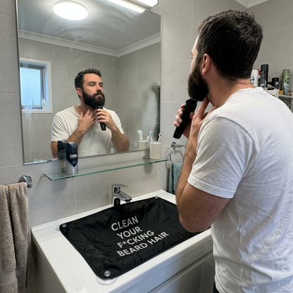 PACKUNGSINHALT: 1 BARTSCHWAMM + 1 REISEBOX + BARTSCHÜRZE